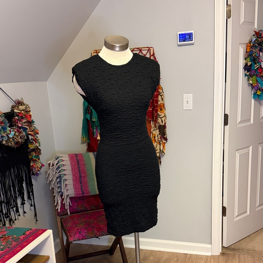 Elegant Black Sleeveless Dress - Picture 4 of 7